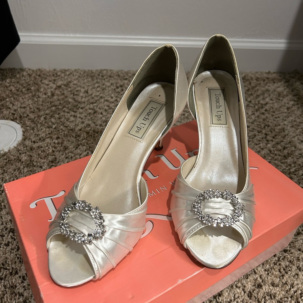 Touch Ups White wedding shoes. 8M. Style: Ivanna 2.5 inch heel. Color:white.